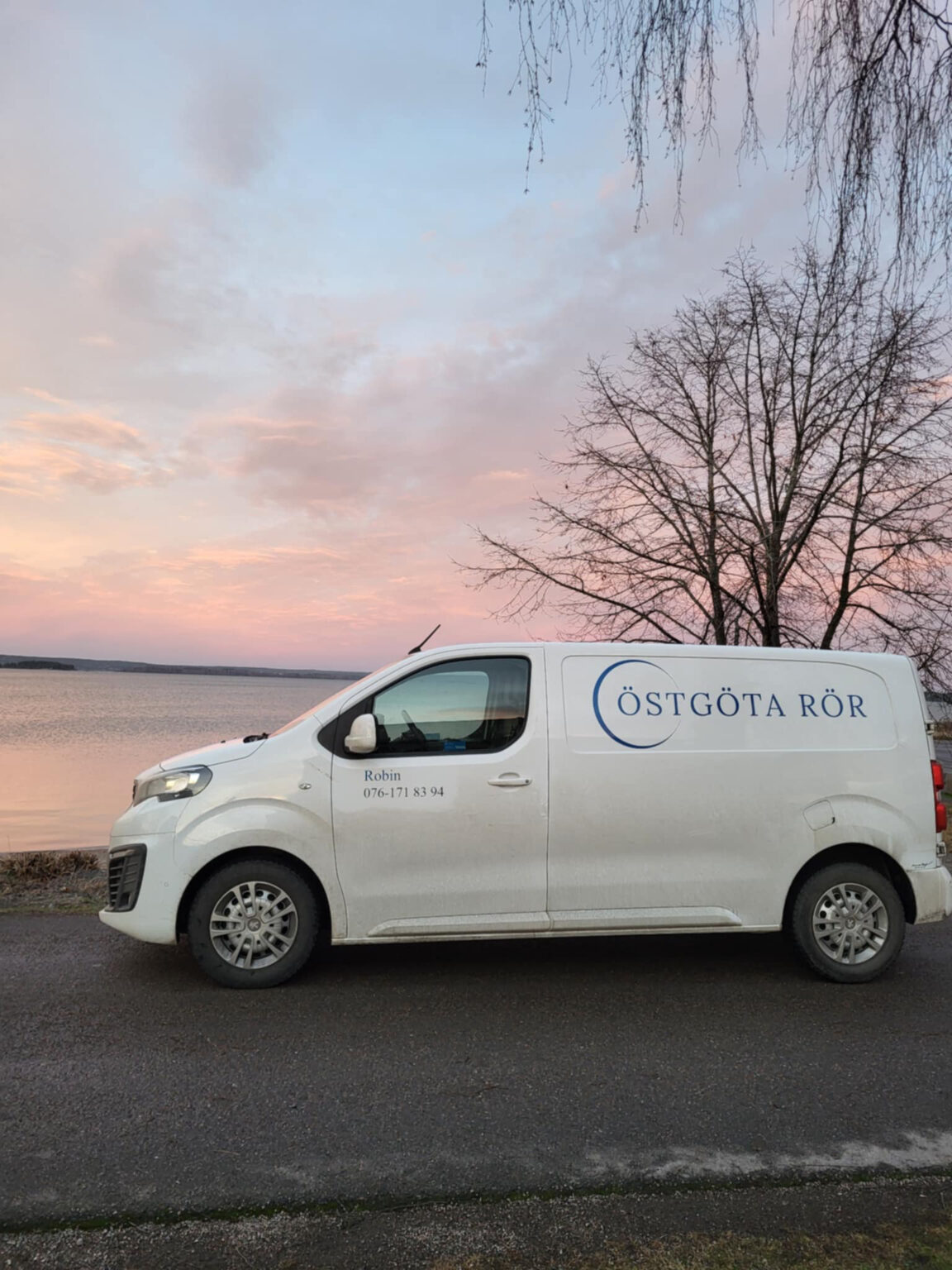 Östgöta Rörs servicebil parkerad vid vattnet i kvällsljus